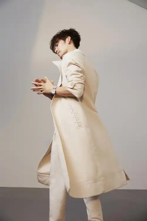 钟汉良封面大片曝光 时尚男神诠释慵懒风