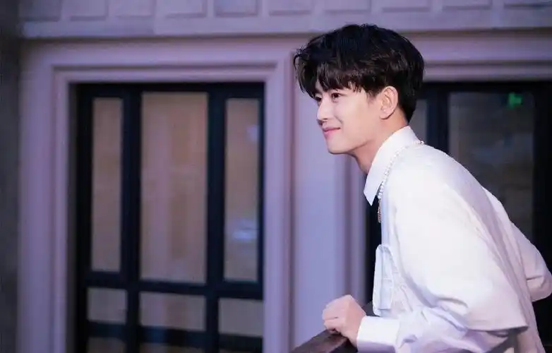 任嘉伦壁纸:这个小哥哥有点帅啊,就像是从画中走出来一样