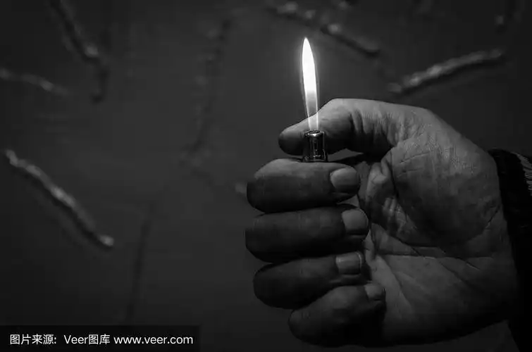 火焰从打火机上发出黑白的图像
