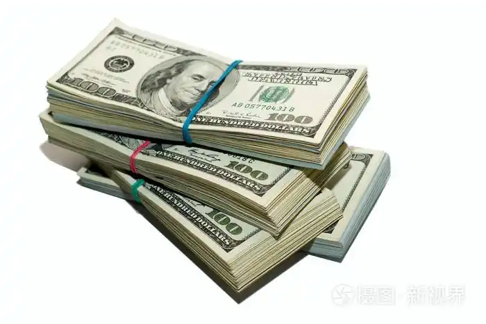成捆的我们在白色背景上的美元纸币