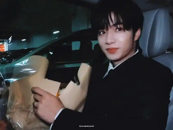 结婚路上  有谁懂拿花的手和无名指的戒指…08    #青年演员刘耀文