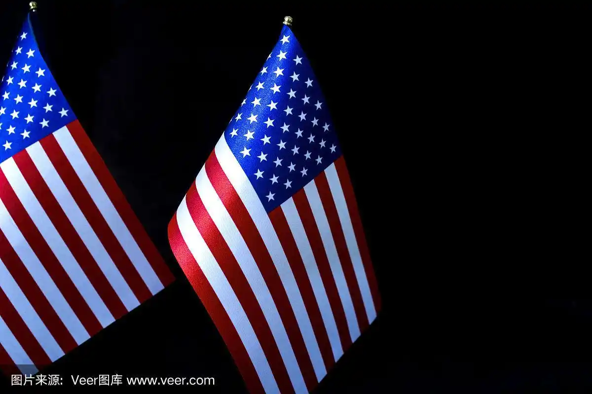 黑色背景上的美国国旗