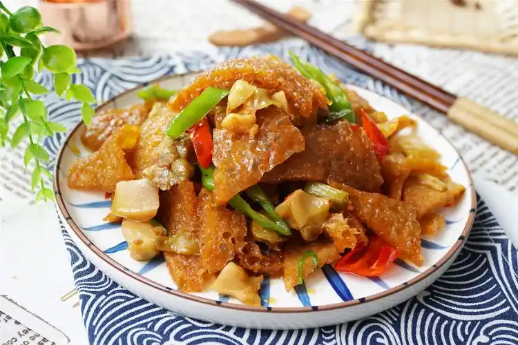 几乎卖到了羊肉的价格,真是有点吃不起了,不过好在皮肚的价格没怎么变