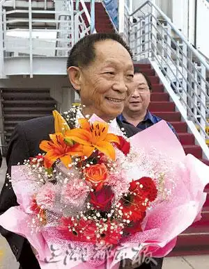 鲜花喜迎袁隆平(组图)