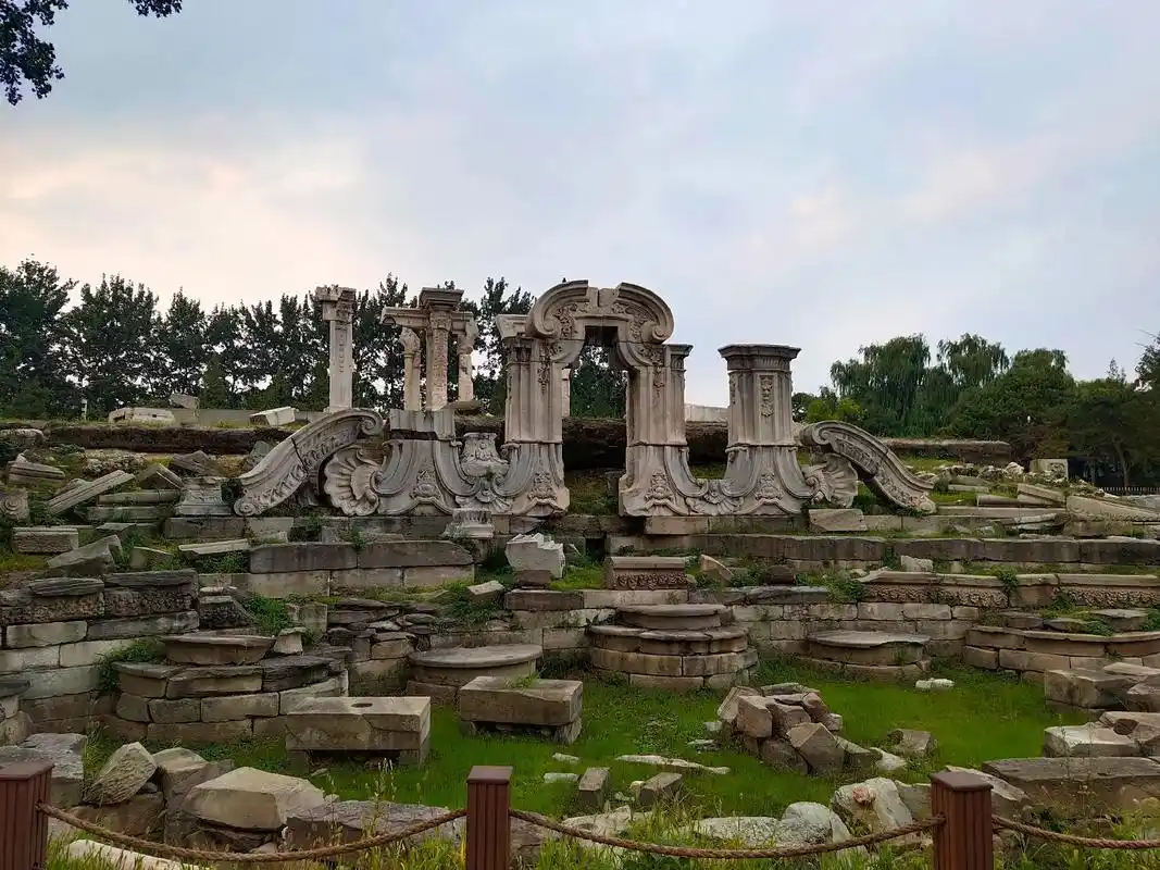 圆明园里转一圈