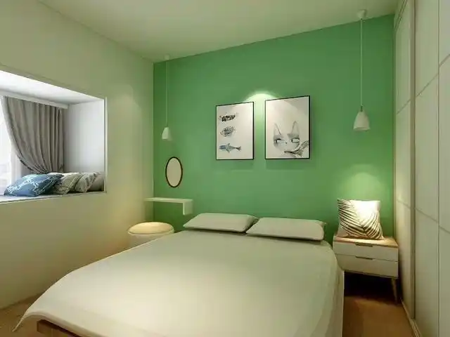 卧室浅绿色的背景墙与客餐厅的背景墙一脉相承,风格比较统一,简单的