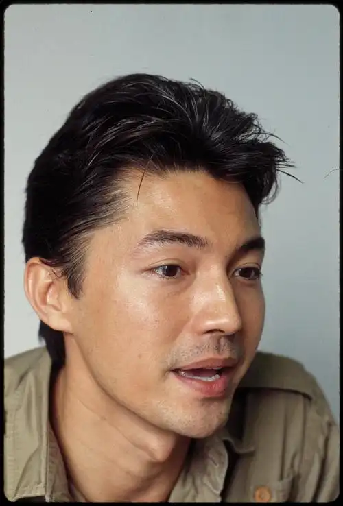 尊龙中年素颜超清怼脸生图!