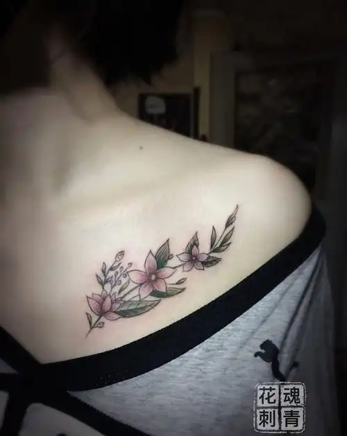 小花纹身图片_肩部胸部水彩点刺小花纹身图案