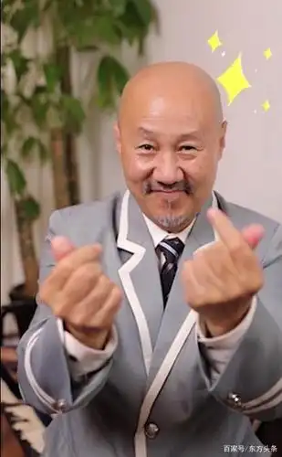 60岁腾格尔大跳女团舞,表情到位画风可爱,颠覆草原汉子形象