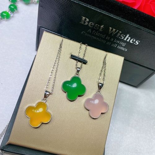 圆嘟嘟幸运之花四叶草吊坠情侣姐妹礼物时尚简约气质玉石吊坠