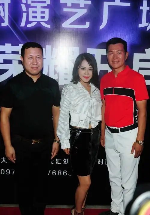 昨晚的压轴戏是青年歌手梦然的演唱.