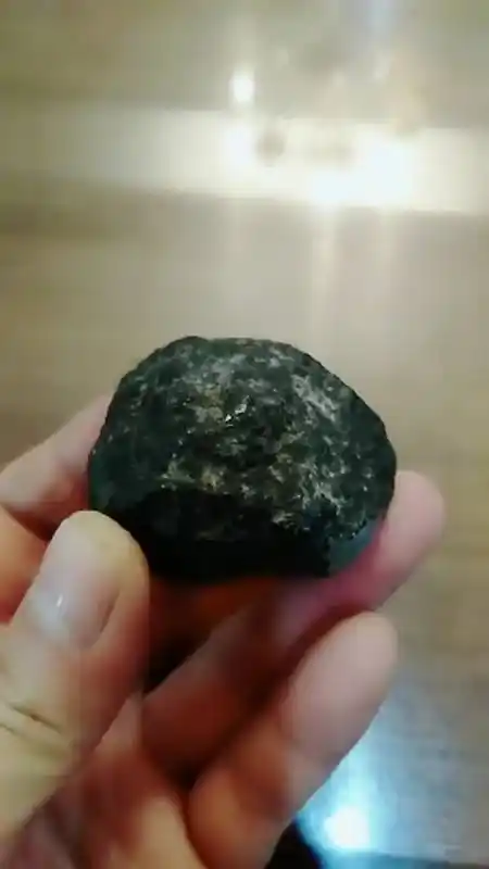 真正稀有的陨石,开窗处见铂金白色,黑色融壳特明显无磁性,比重大于铁