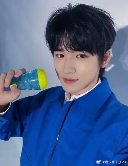 宋亚轩游乐王子#小宋这身蓝色衣服也太显眼了吧,不仔细看真的好像啊