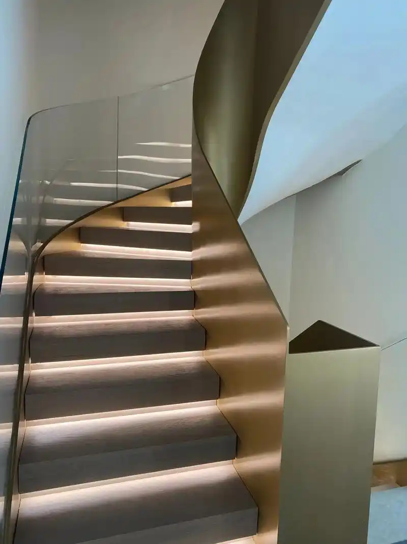 独特的古铜色钢板扶手现代轻奢风楼梯设计.