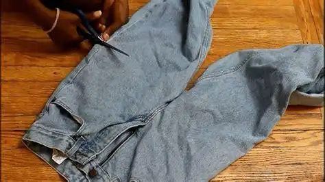 怎么将旧牛仔裤改成毛边破洞短裤 时尚达人教你牛仔裤变短裤_凤凰网