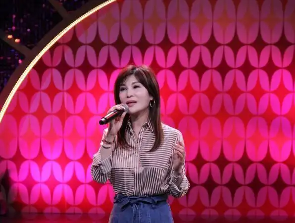 张秀卿假借要替好姊妹顾嗓代唱,频频藉机模仿蔡秋凤,让蔡秋凤怨叹道