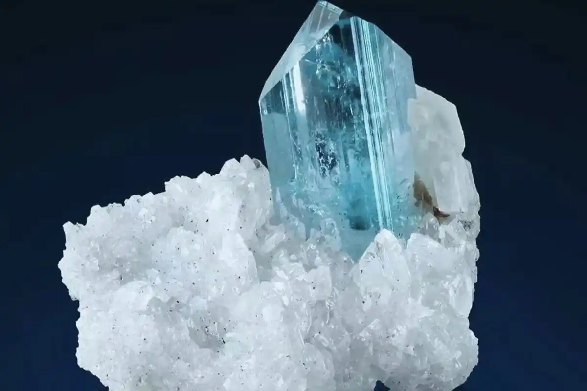 每天认识一种宝石:"天青色等烟雨"天青石