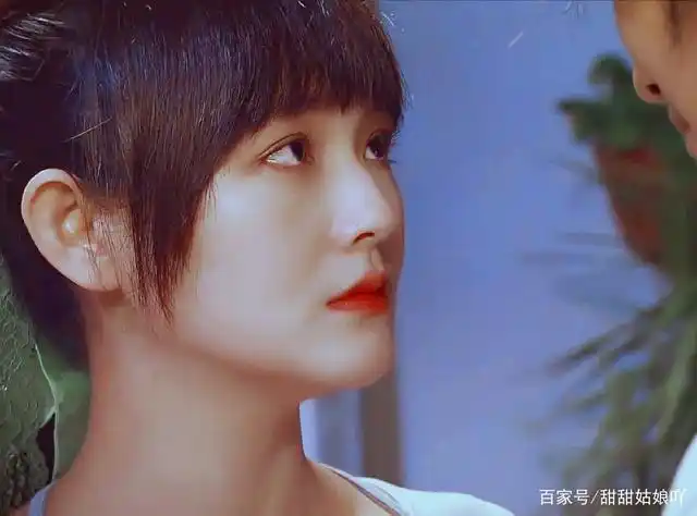 大s海藻般的长发,冷漠的眼神,不达眼底的笑,这才是尹夏沫本沫