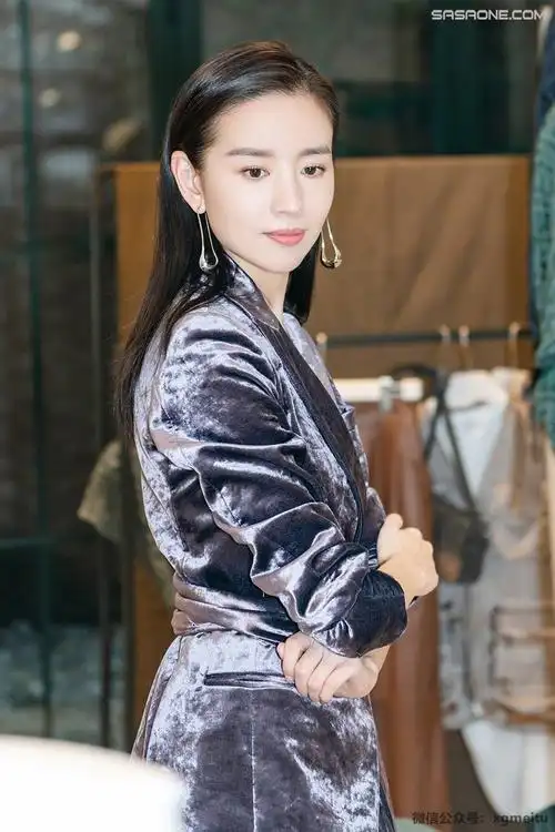 成熟妩媚的性感女神董洁细腰美腿白裙飘飘美不胜收