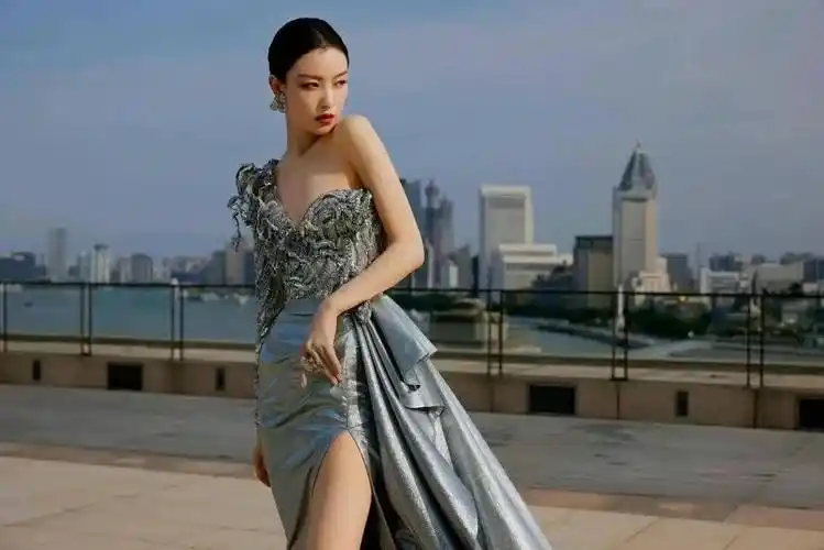 倪妮的长相真高级,银色长裙开衩到"大腿根",身高比例太惊艳!