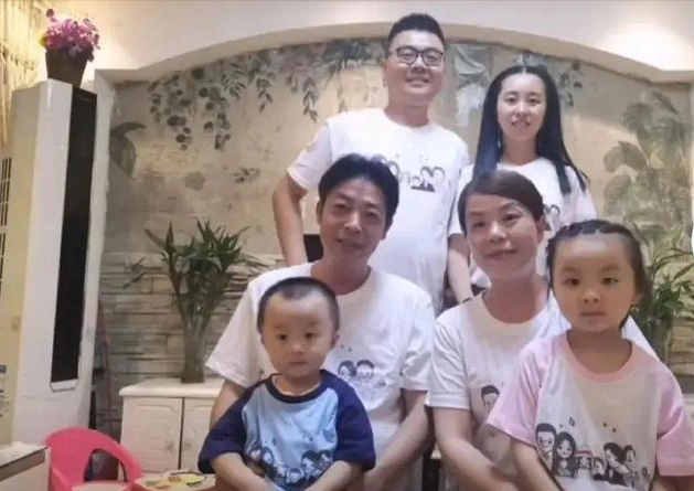 如今郭威和亲生父母之间的芥蒂已经彻底解开,在自己亲生父母身边,郭威