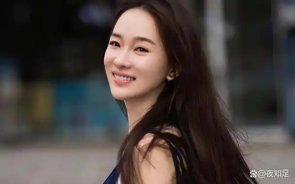 霍思燕一家4口被偶遇10岁嗯哼越来越像杜江妹妹丸子头超可爱