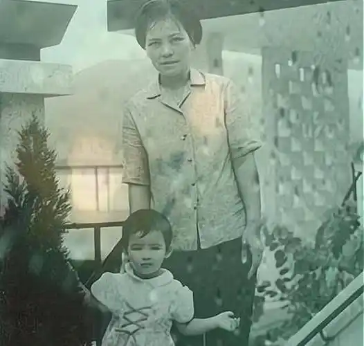 周慧敏童年照曝光,小时候太穷住木屋,她长得不太像妈妈_照片_网友