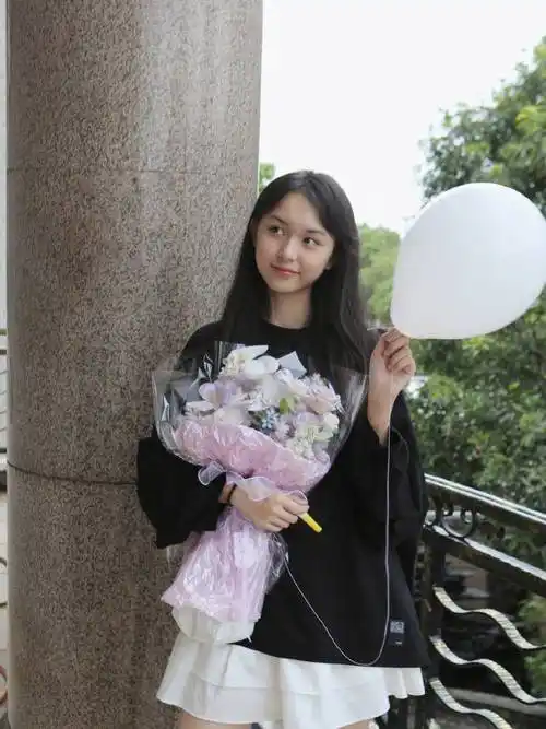 刘楚恬分享生日美照,14岁已出落得亭亭玉立,笑容甜美有活力