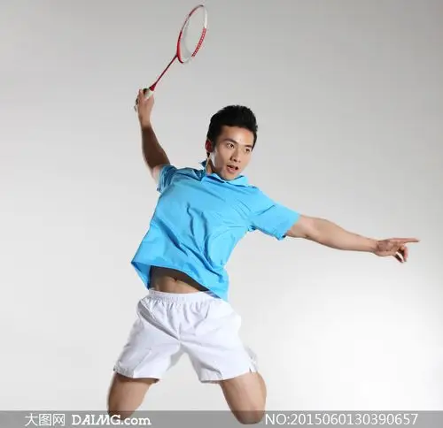 跳起来杀球的羽毛球运动员高清图片