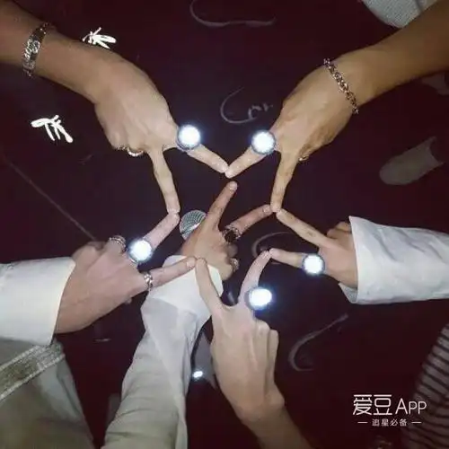 [highlight][新闻]160604 五人戴发光戒指拼五角星