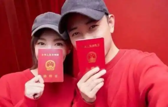 明星的结婚证件照,都一本正经,唐嫣好恩爱,唐艺昕好幸福_李荣浩_结婚