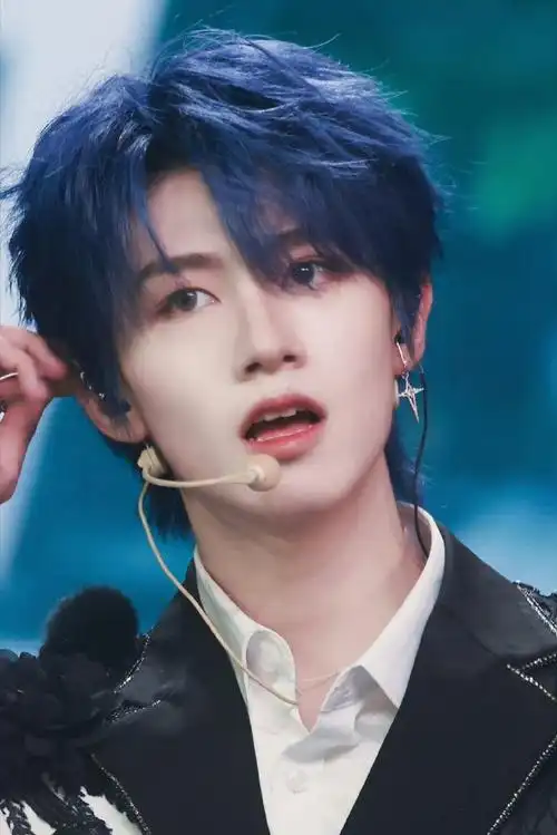 朱志鑫戴唇环##朱志鑫蓝发新发色