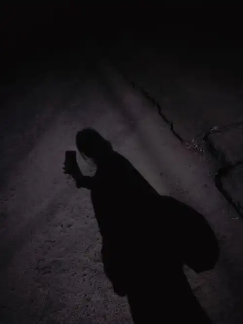 夜晚路灯下的我孤独的篮球人