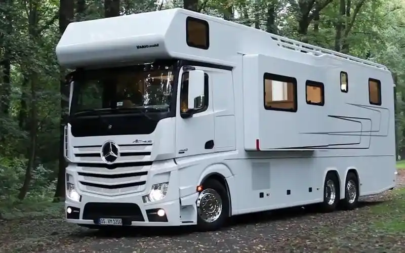 600万人民币自带车库的奢华奔驰房车内饰设计像别墅