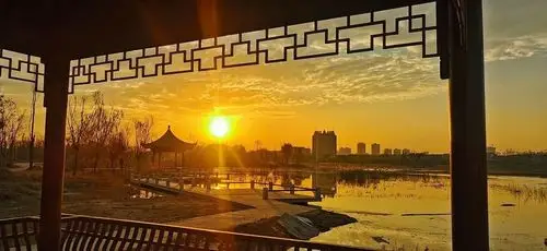 碧水蓝天夕阳下的山东省菏泽市曹县八里湾风景区