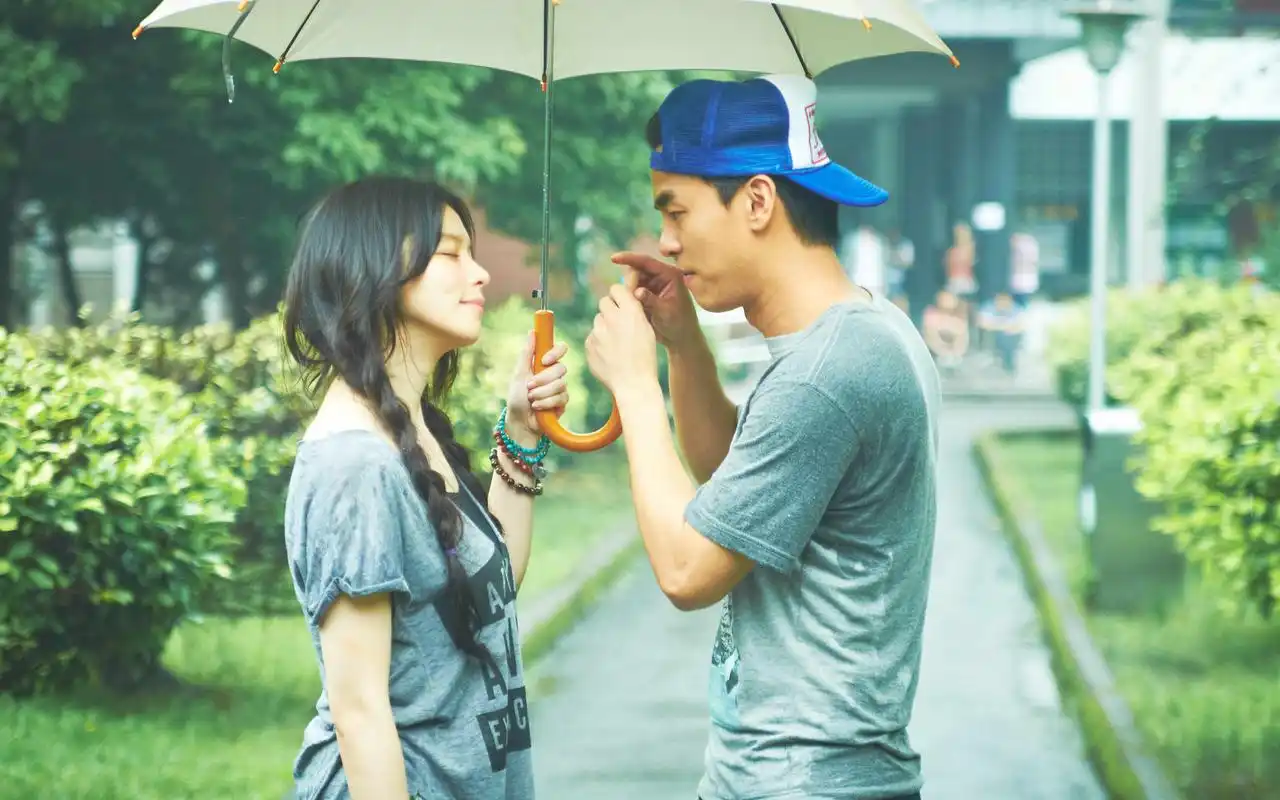 《听见下雨的声音》浪漫爱情桌面壁纸