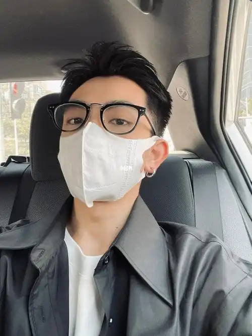 男生发型配上眼镜就是型男