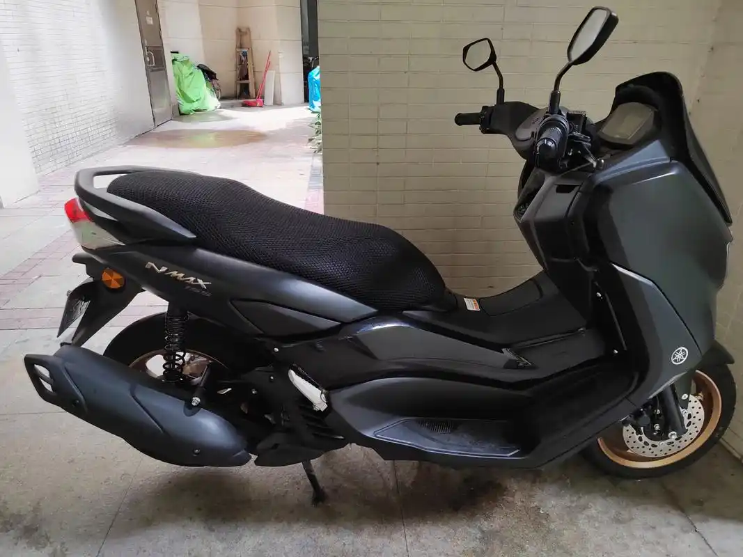 这款摩托车,它有什么特点? 配备了什么样的发电机?居然还有个散热器.