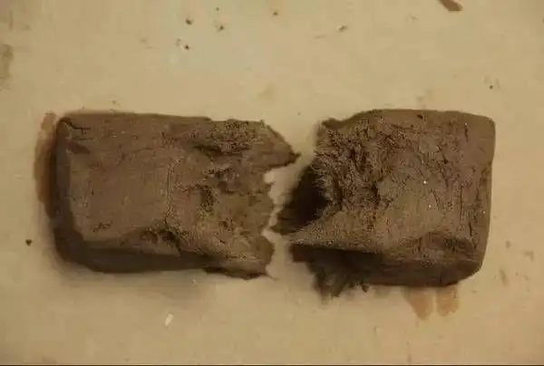 粗泥团将干稻草和到澄好的泥浆中用做棉被的已弹好的棉花田间地头已干