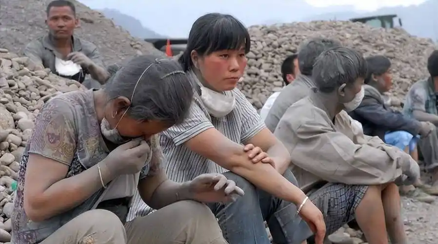 揭秘农民工的心酸,装卸1吨货6毛,因为1张火车票流泪,看完想哭