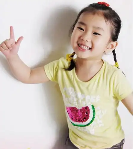 可爱小女孩小辫子发型扎法图解