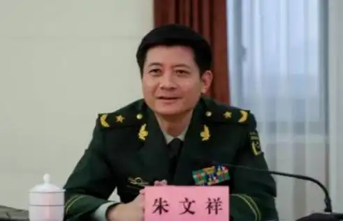 他是客家人,现任武警部队副司令员,曾任武警指挥学院院长!