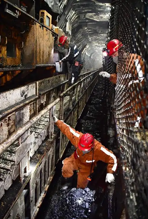 11月26日,在上湾煤矿12402综采面内,工作人员对采煤机进行检修.