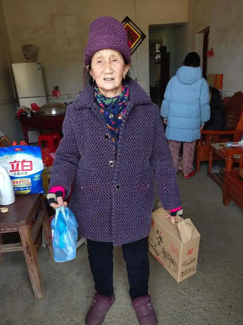 今天上户去给村里65岁以上老人每人发一个健康包和鸡蛋,希望每 - 抖音