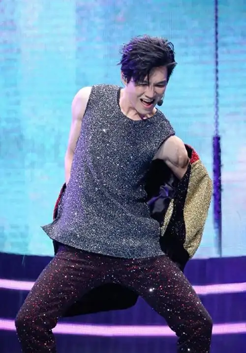 钟汉良都48岁不见老穿修身衣热舞秀健硕身材散发荷尔蒙太迷人