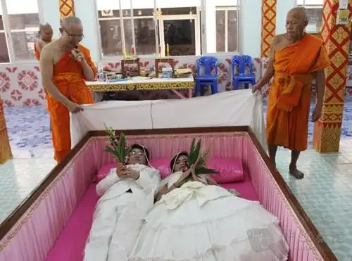 泰国惊世骇俗的躺棺婚礼