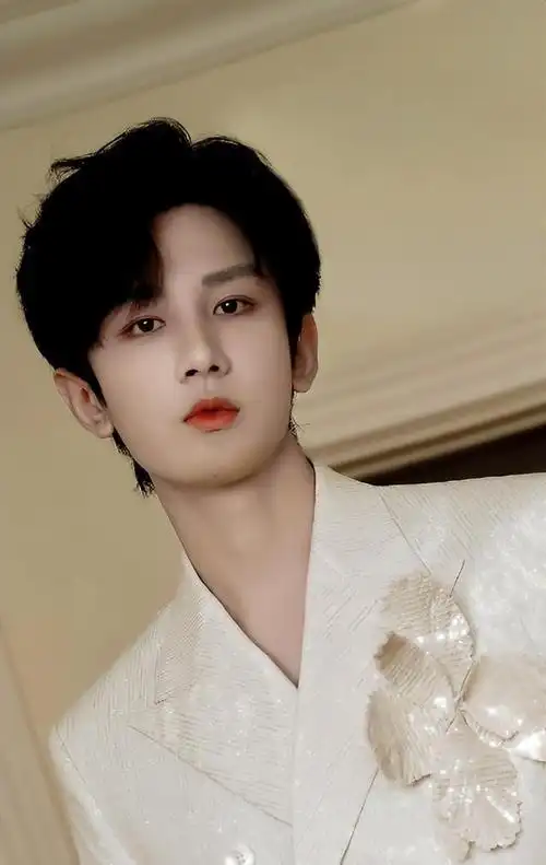 根据官方提供的资料,他的身高为181cm,这一数据完全真实可靠,没有任何