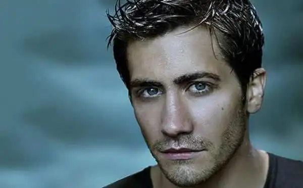 《坚强》获得了好莱坞的最佳男主角奖,直觉觉得没有胡子比较帅