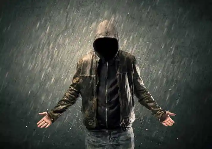 享受雨水的男人