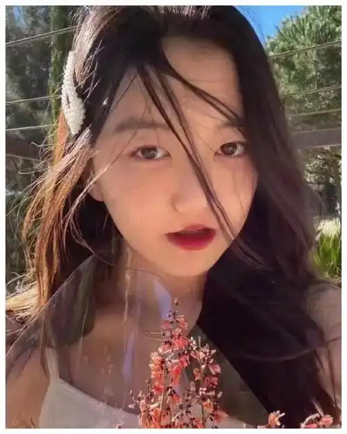 17岁的李嫣大变样了浓妆镜头下化身时尚新贵传承王菲气质